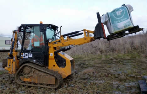 Новая гусеничная модель компактного экскаватора-погрузчика JCB 1CX-T