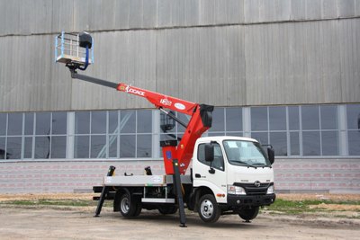 Новый компактный автогидроподъёмник на базе Hino-300