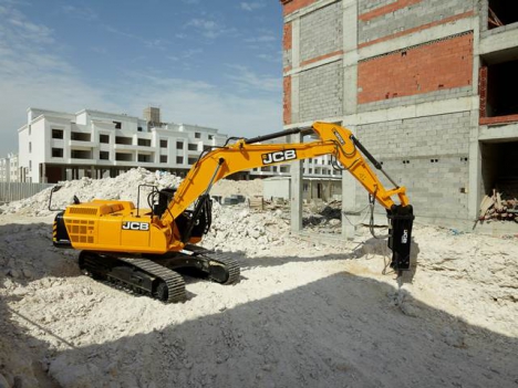 JCB представляет российскому рынку высокопроизводительный гусеничный экскаватор JS305LC